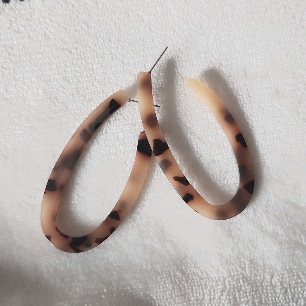 Acrylic tourtous oval hoop earrings NWOT